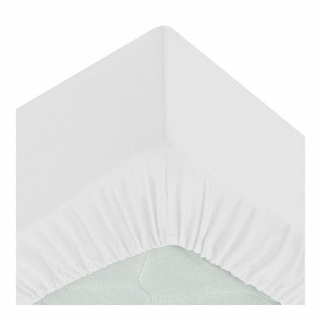 Detailaufnahme: Weißes Spannbetttuch (140x190 cm) mit elastischen Ecken auf einer Matratze.