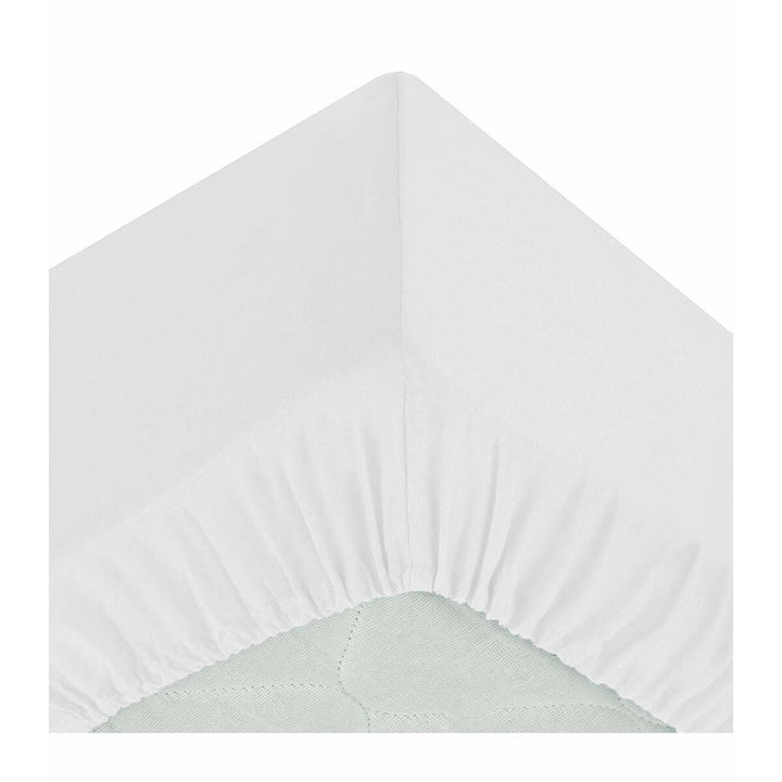Weißes Spannbetttuch 160 x 200 cm Atmosphera mit elastischen Kanten auf einer Matratze.