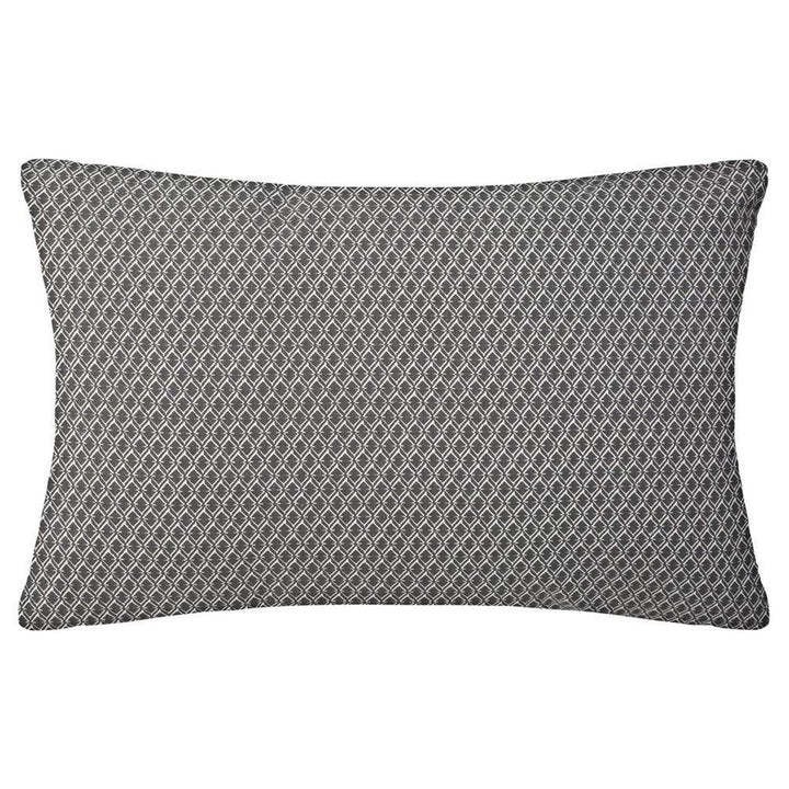 Atmosphera Otto Kissen aus Baumwolle in Grau mit geometrischem Muster.