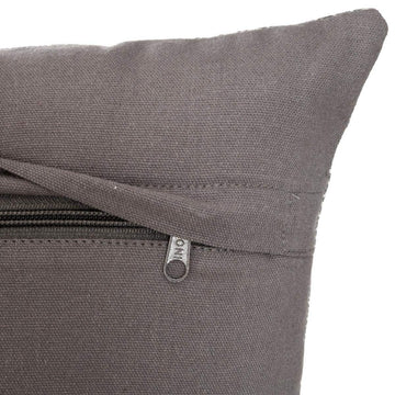 Detailaufnahme: Graues Baumwoll Kissen (50x30 cm) mit Reißverschluss.