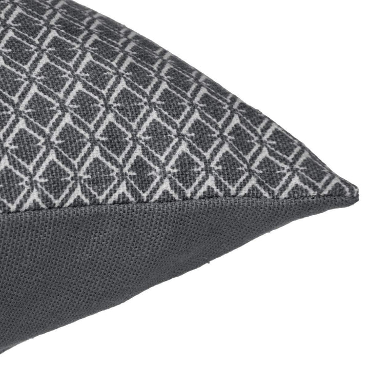 Graues Baumwoll Kissen mit geometrischem Muster. Dekokissen mit stilvollem Design.