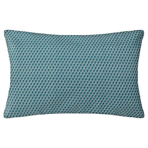 Blaues Deko Kissen mit geometrischem Muster aus Baumwolle, 50 x 30 cm.