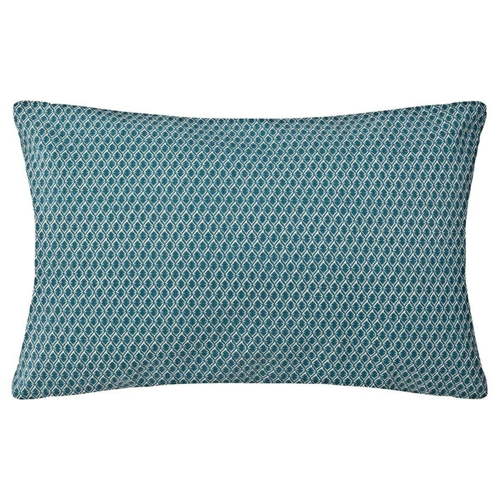 Blaues Deko Kissen mit geometrischem Muster aus Baumwolle, 50 x 30 cm.