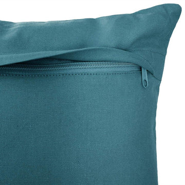 Nahaufnahme des blauen Baumwoll Kissens mit Reißverschluss.