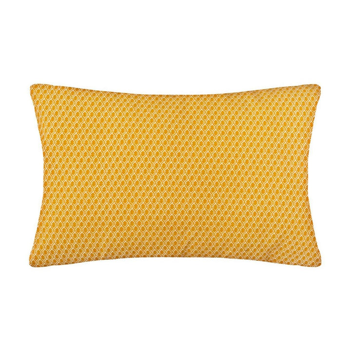 Senffarbenes Baumwoll Kissen (50x30 cm) mit geometrischem Muster.