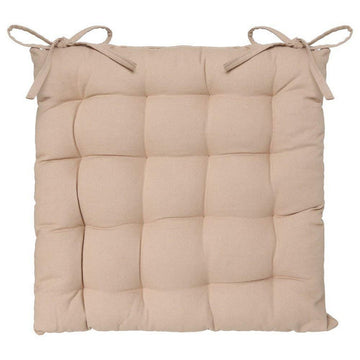 Beige Stuhl-Kissen mit Quiltmuster und praktischen Bändern zur Befestigung.