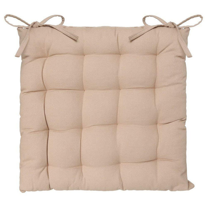 Beige Stuhl-Kissen mit Quiltmuster und praktischen Bändern zur Befestigung.