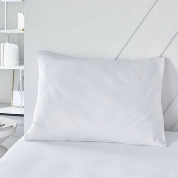 Weißer Kopfkissen-Schutz (50x70 cm) auf einem Bett. Schützt Ihr Kopfkissen.