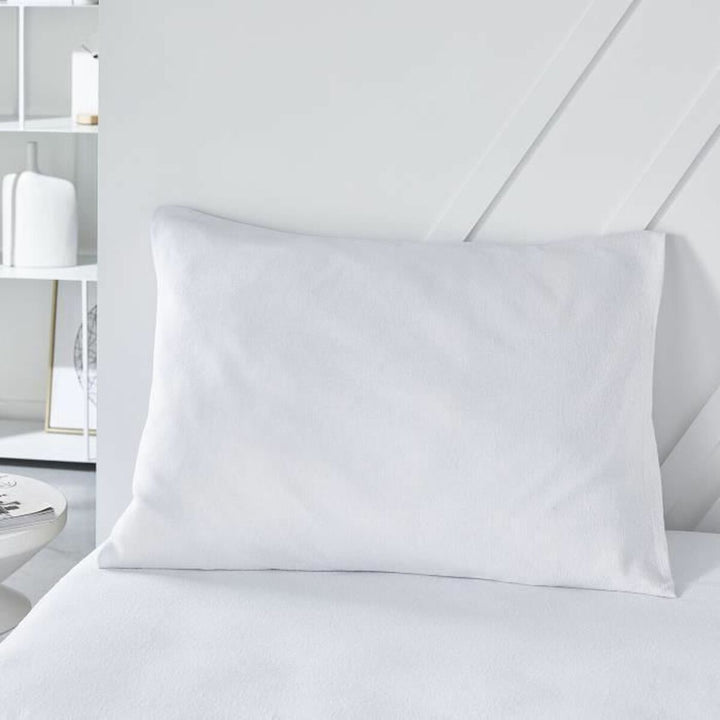 Weißer Kopfkissen-Schutz (50x70 cm) auf einem Bett. Schützt Ihr Kopfkissen.