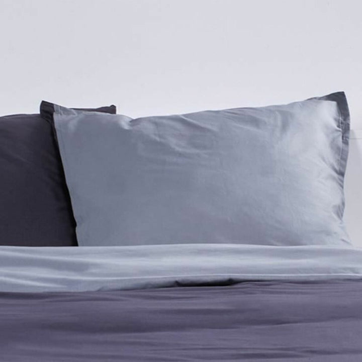 Nahaufnahme: Zweifarbiges TODAY Bettwäsche-Set in Blau und Grau für Doppelbett.