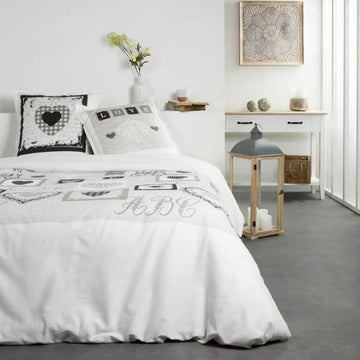 Weißes Bettwäsche-Set mit Herz Design und ABC Stickerei für Doppelbett.