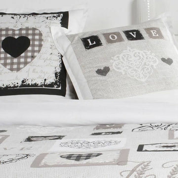 Bettwäsche-Set mit Herzen-Motiv: Weißes Doppelbett-Design mit liebevollen Herz- und Love-Details.