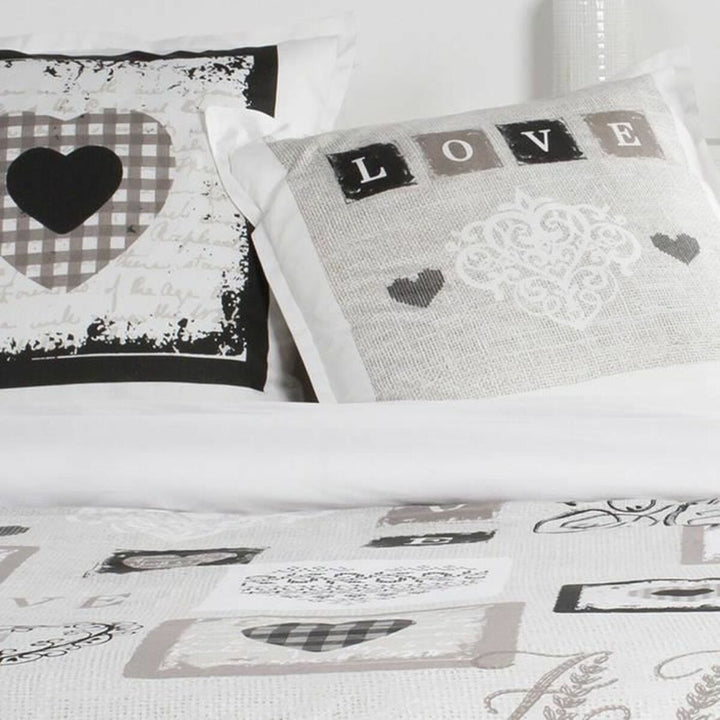 Bettwäsche-Set mit Herzen-Motiv: Weißes Doppelbett-Design mit liebevollen Herz- und Love-Details.