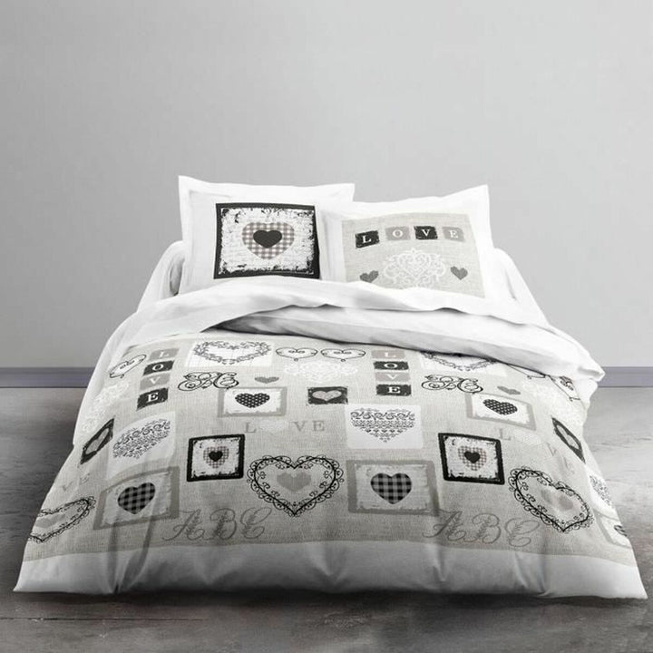 Weißes Doppelbettwäsche-Set mit Herzmuster und 'LOVE' Design auf Kissen und Bezug.