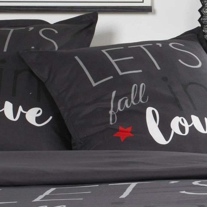 Graue Doppelbettwäsche mit 'Let's fall in love'-Aufdruck und rotem Stern für romantische Akzente.