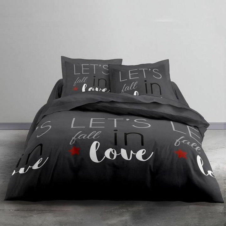 Graues Doppelbettwäsche-Set mit 'Let's fall in love'-Design und Kissenbezügen.