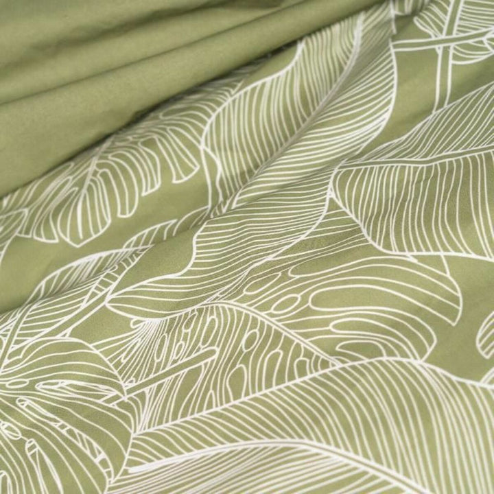 Grüner Bettdeckenbezug mit floralem Blätter Design von SUNSHINE TODAY.