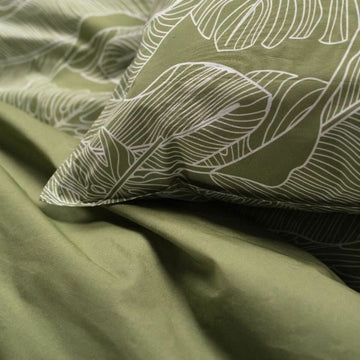 Grüner Bettdeckenbezug mit floralem Blätter Muster Design.