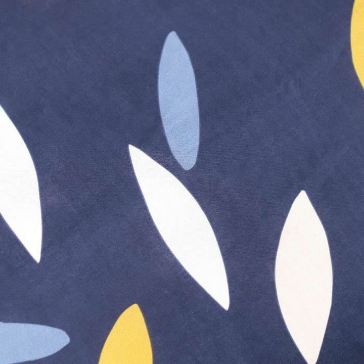 Blaues Bettdeckenbezug mit floralem Muster aus weißen, blauen und gelben Blättern.