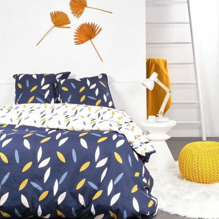 Blauer Bettdeckenbezug mit Blumenmuster. Wende-Design mit Blätter Muster.