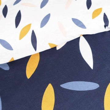 Floral Bettdeckenbezug mit modernem Blätter-Muster in Marineblau, Gelb und Weiß.