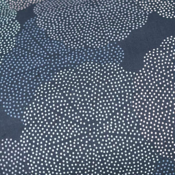 Nahaufnahme des marineblauen Bettdeckenbezugs mit Punktmuster.