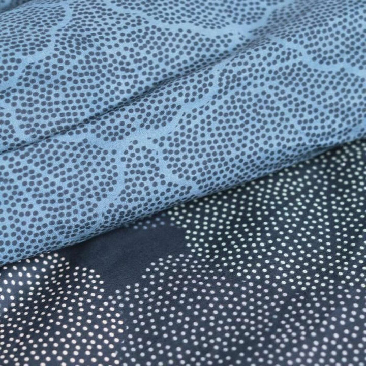 Nahaufnahme: Blauer Bettdeckenbezug mit Punktmuster. SUNSHINE TODAY Textil.