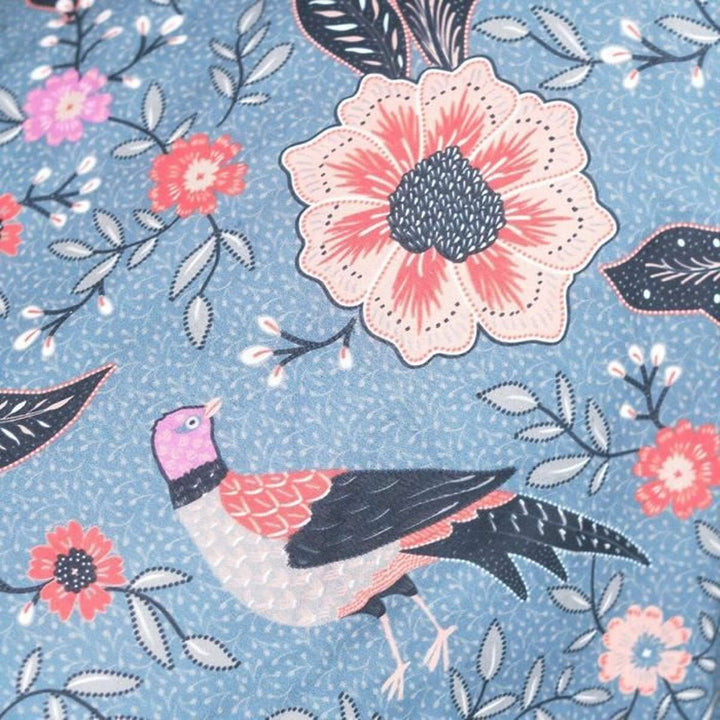Detailansicht: SUNSHINE TODAY Bettdeckenbezug mit floralem Muster und Vogeldesign.