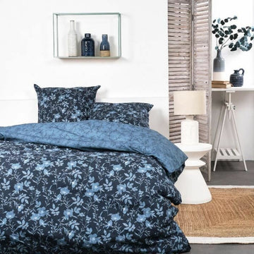 Blaues SUNSHINE TODAY Bettdeckenbezug Set 240x260 cm mit floralem Muster.