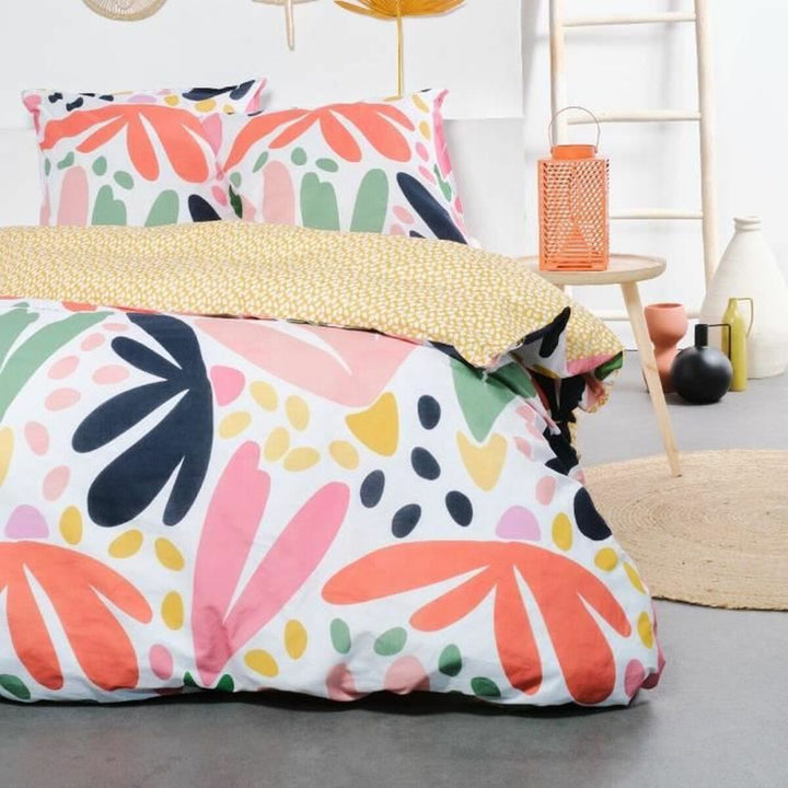 Bettdeckenbezug mit grafischem Blumenmuster. Bunte, abstrakte Formen und gelbes Muster.