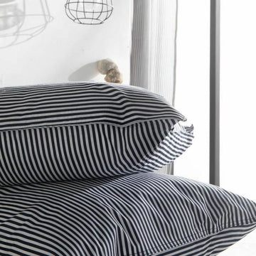 Nahaufnahme: Gestreifter Bettdeckenbezug TODAY KARGO, 220x240 cm, modernes Design.