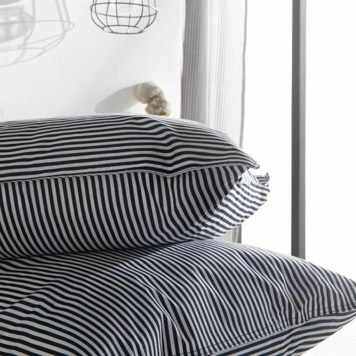 Nahaufnahme: Gestreifter Bettdeckenbezug TODAY KARGO, 220x240 cm, modernes Design.
