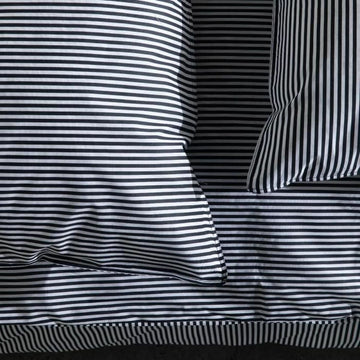 Bettdeckenbezug mit modernem schwarz-weiß Streifenmuster. Stylisch und bequem.