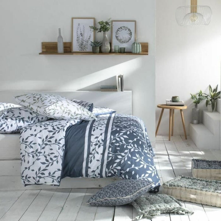 Bettdeckenbezug Flower Garden mit blau-weißem Blätterdesign für Schlafzimmer.