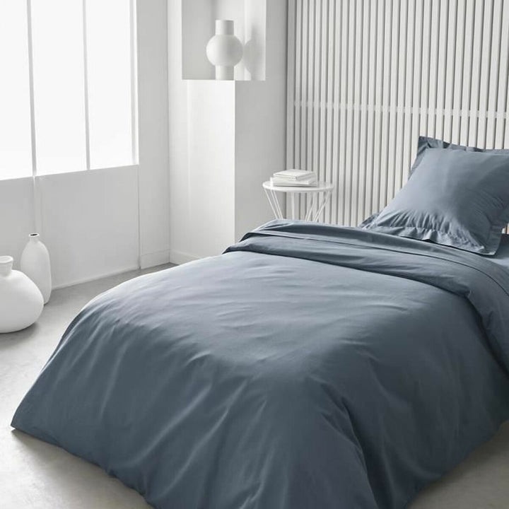Graues Denim Bettlaken TODAY (90x190 cm) im minimalistischen Schlafzimmer.