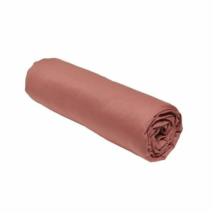 Gerolltes Spannbetttuch in Terrakotta Farbe, TODAY Essential, glatte Textur.