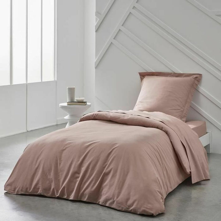 Hellrosa Spannbetttuch 90 x 190 cm auf einem Bett. Essentielles Schlafzimmer-Textil.