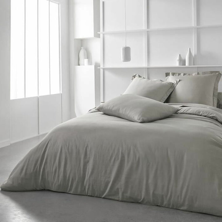 Hellgraues Spannbetttuch Essential (140 x 190 cm) auf einem Bett. Minimalistisches Design.