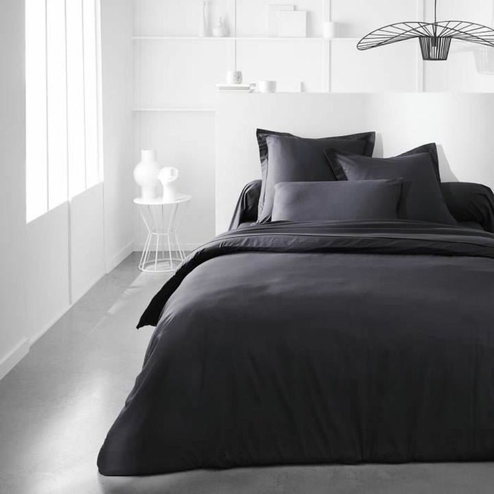 Anthrazit Spannbetttuch Set auf einem Bett. Dunkle Farbe und glatte Textur.