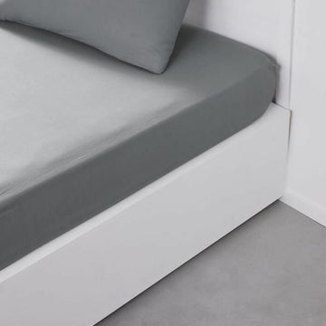 Hellgraues Spannbetttuch 140x190 cm mit Kissenbezug. Essential Grau für Schlafzimmer.