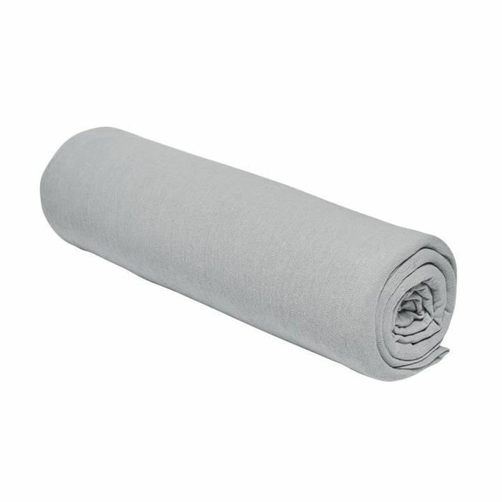 Hellgraues Jersey Spannbetttuch, 90x190 cm, gerollt für einfache Lagerung.