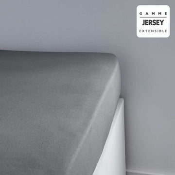 Hellgraues Jersey Spannbetttuch 90x190 cm mit weicher Textur auf einem Bett.