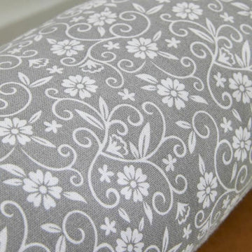 Detailansicht: Graues TODAY Kissen mit floralem Muster und verschnörkelten Details.