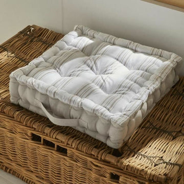 Gestreiftes Bodenkissen 40x40 cm. Bequemes Kissen mit Tufting-Design für entspanntes Sitzen.