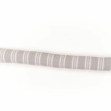 Graues Kissen mit weißen Streifen. Bequemes und stilvolles Bolster Kissen.