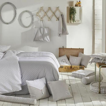 Dekorative graue und weiße Kissen im Schlafzimmer. Muster und Texturen sind sichtbar.