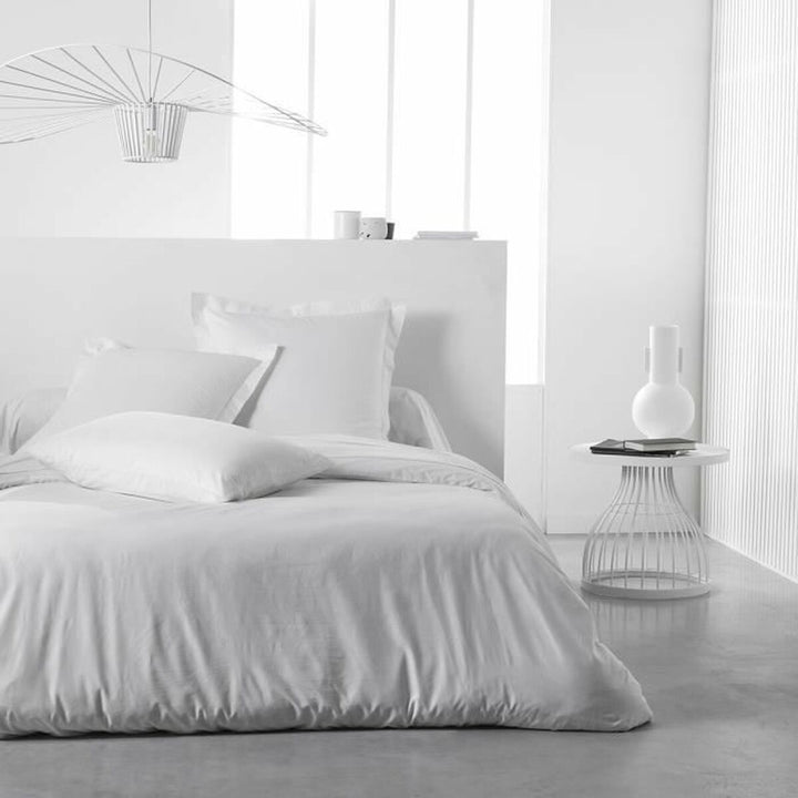 TODAY Bettlaken 140 x 200 cm Weiß. Elegantes, weißes Laken-Set auf einem minimalistischen Bett.