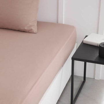 Hellrosa Spannbetttuch 140x200 cm Essential. Glatte Textur und elegante Farbe.