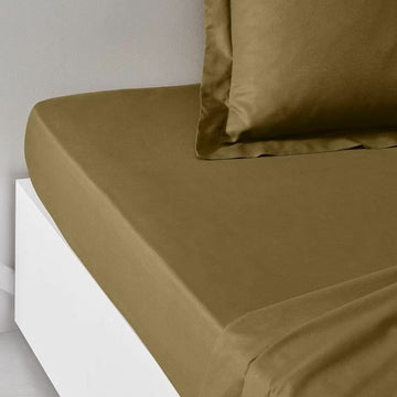 Bronze Spannbetttuch auf einem Bett mit passendem Kissenbezug. Essential Komfort.