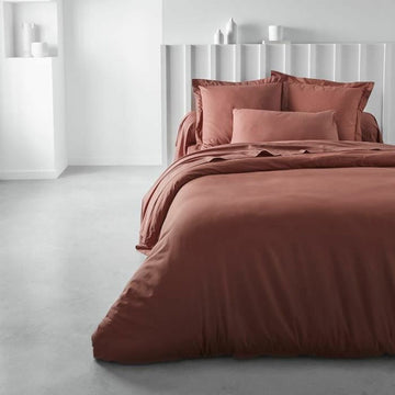 Terrakotta-rotes Spannbetttuch 160x200 cm. Essential Bettwäsche-Set mit schlichter Textur.